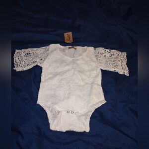 Kalamixi White Crocheted Floral Kids Long Sleeve Onesie/Size 0-3 Months (Girl)